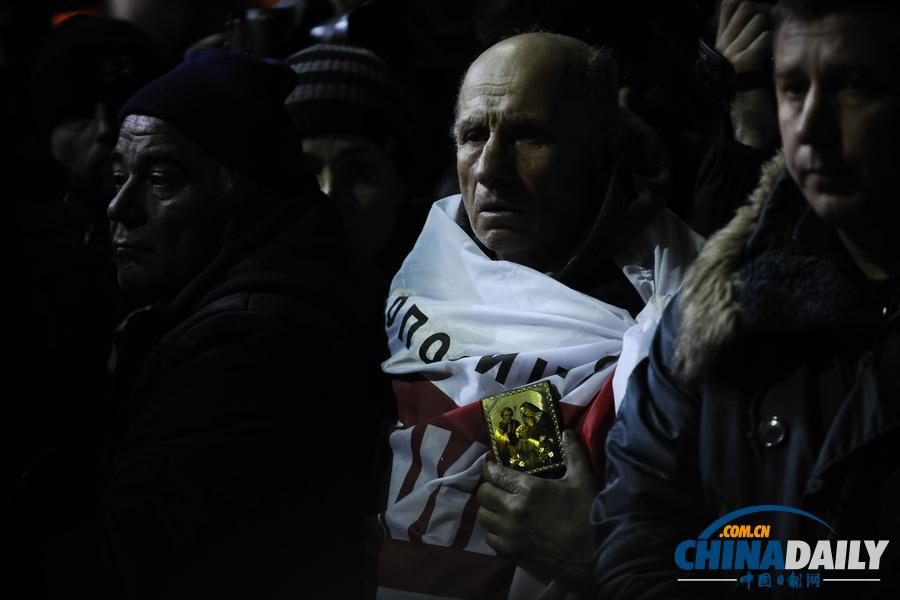 烏克蘭民眾雨中悼念死難者 季莫申科現(xiàn)身獨(dú)立廣場