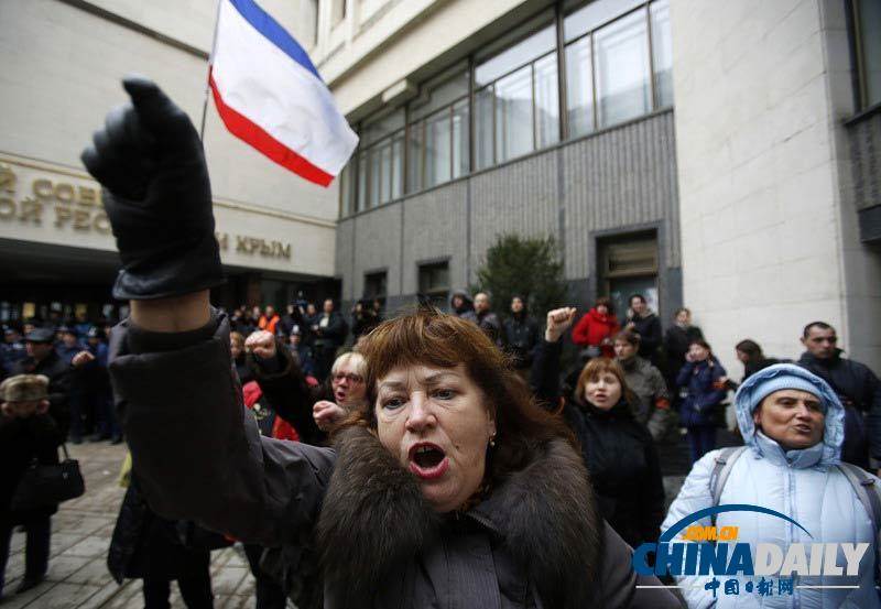 槍手闖克里米亞議會大樓 升起俄羅斯國旗