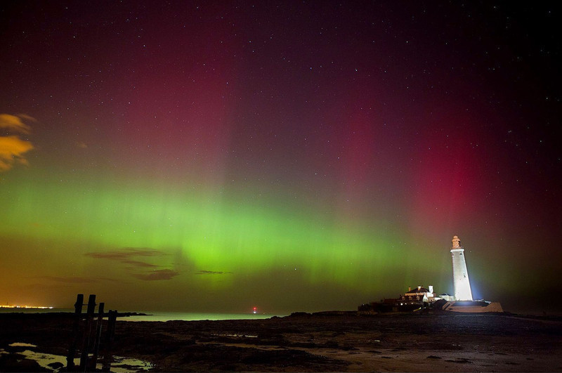 英國(guó)現(xiàn)炫美北極光 與燈塔交相輝映