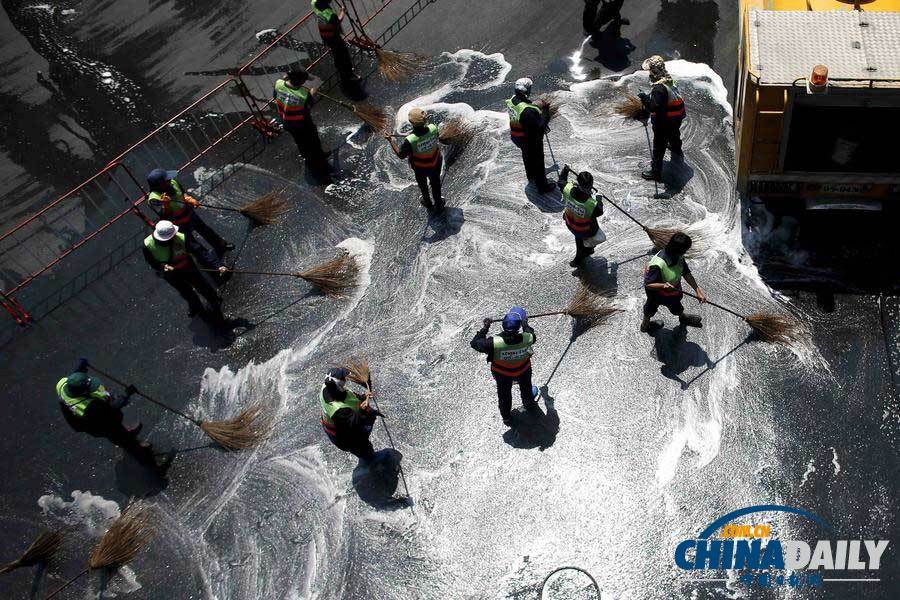 泰國“封鎖曼谷”行動(dòng)結(jié)束 工人沖刷街道“掀巨浪”