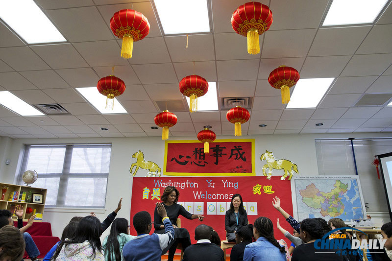 米歇爾參觀育英學(xué)校聽學(xué)生講中國之行 為訪華做準(zhǔn)備