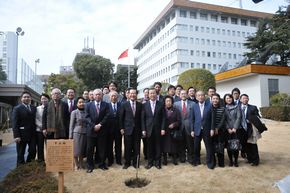 駐日本大使程永華與日本友人共植“中山梅”