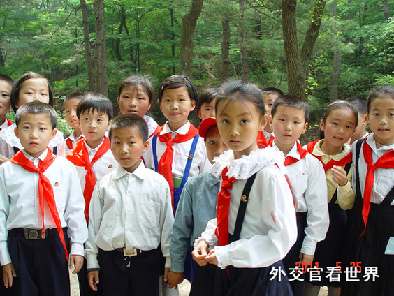 參觀萬景臺金日成故居的朝鮮學(xué)生們（優(yōu)秀獎）