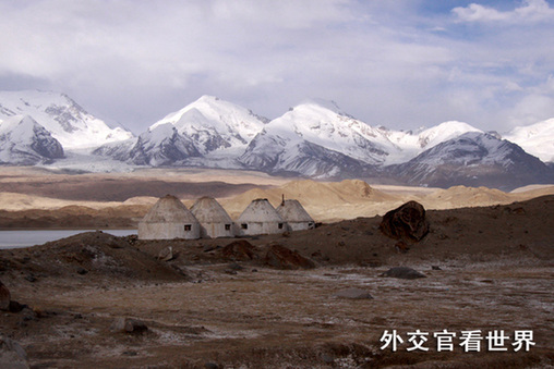 神秘的帕米爾高原組圖-5雪山湖邊的氈房(優(yōu)秀獎)