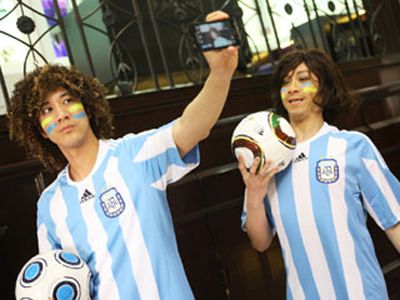 王力宏新片造型似戰(zhàn)神巴蒂　穿球衣追女生(圖)