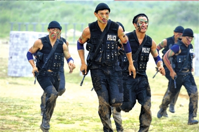 北京特警最大規(guī)模反恐演練 機(jī)器人上陣排爆