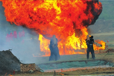 北京特警最大規(guī)模反恐演練 機(jī)器人上陣排爆
