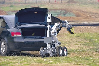 北京特警最大規(guī)模反恐演練 機(jī)器人上陣排爆