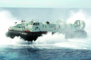 中國(guó)海軍新型氣墊艇首次亮相遠(yuǎn)海(圖)