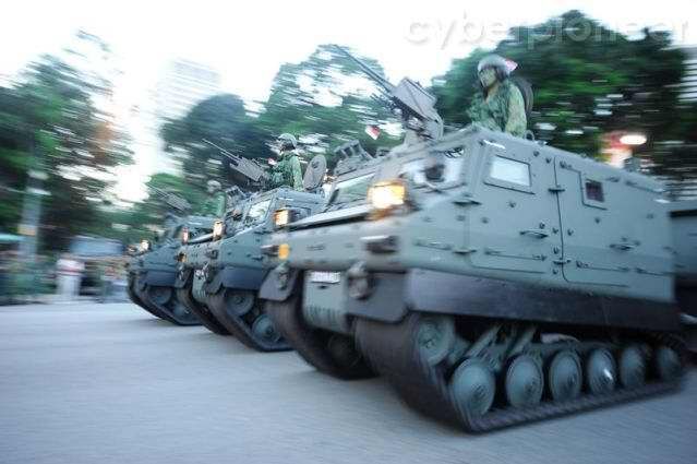 新加坡舉行盛大閱兵慶祝建國(guó)45周年