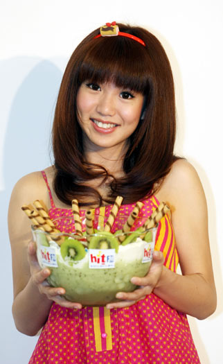 組圖：臺灣宅男女神“瑤瑤”精心調(diào)制消暑飲品