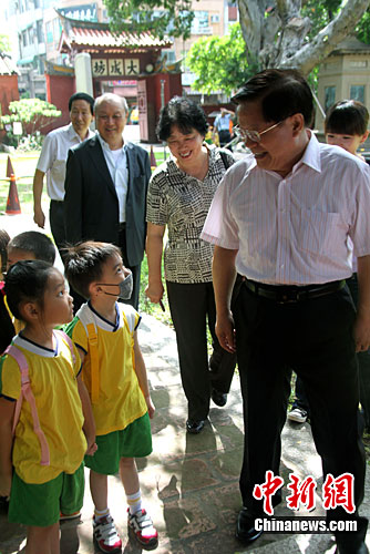 圖：蔡武參觀臺(tái)南孔廟