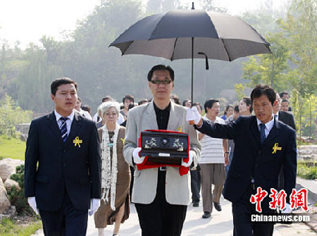 柏楊遺骨河南安葬 病重曾寫字條“重回大陸真好”