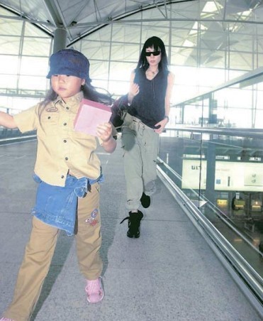 曝明星辣媽獨(dú)家育兒經(jīng) 小S教育女兒靠嚇唬(組圖)