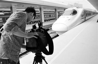 大陸高鐵發(fā)展迅猛 臺旅游業(yè)者強(qiáng)打“動(dòng)車牌”