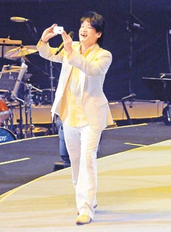 滾石紀(jì)念演唱會(huì)謝幕 周華健興奮自拍不慎摔落舞臺(tái)