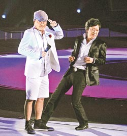 滾石紀念演唱會謝幕 周華健興奮自拍不慎摔落舞臺