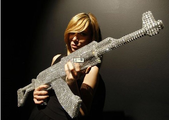 組圖：意大利雕塑家展示水晶版AK-47步槍