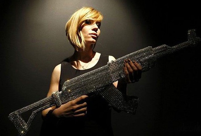 組圖：意大利雕塑家展示水晶版AK-47步槍