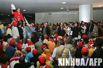 巴西農(nóng)民闖入議會 24人受傷300人被捕