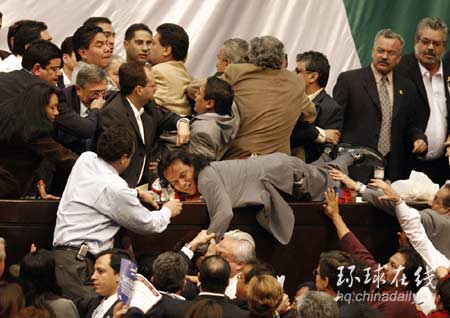 為確??偨y(tǒng)就職儀式 墨執(zhí)政黨議員大打出手搶占講臺(tái)