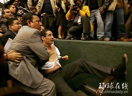 為確??偨y(tǒng)就職儀式 墨執(zhí)政黨議員大打出手搶占講臺(tái)