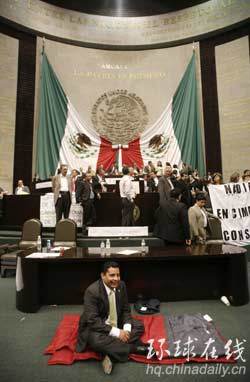 為確??偨y(tǒng)就職儀式 墨執(zhí)政黨議員大打出手搶占講臺(tái)