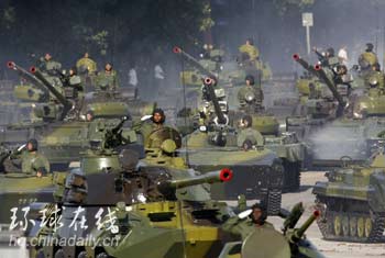 圖:古巴舉行盛大閱兵式紀念建軍50周年