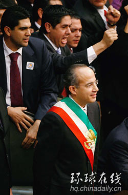 卡爾德龍混亂中就任墨西哥總統(tǒng) 5分鐘結(jié)束就職典禮