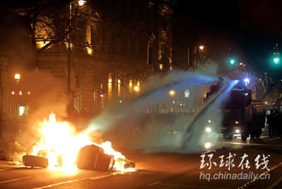 匈牙利數(shù)十萬人示威要求總理下臺(tái) 與警方發(fā)生沖突