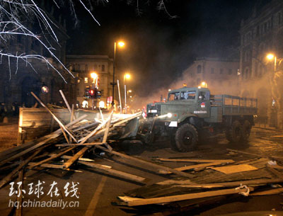 匈牙利數(shù)十萬人示威要求總理下臺(tái) 與警方發(fā)生沖突