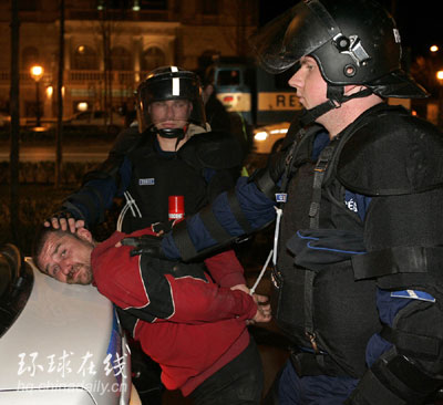 匈牙利數(shù)十萬人示威要求總理下臺(tái) 與警方發(fā)生沖突