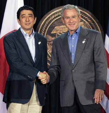 美日對(duì)朝強(qiáng)硬 布什接受安倍就慰安婦道歉