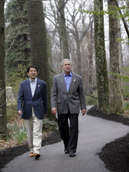 美日對(duì)朝強(qiáng)硬 布什接受安倍就慰安婦道歉