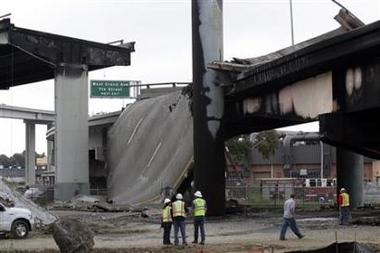 美加州高速路關(guān)鍵路段發(fā)生坍塌(圖)
