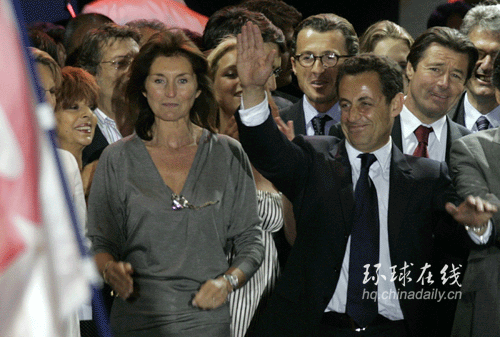 薩科齊攜妻子和支持者一同慶祝勝選(圖)