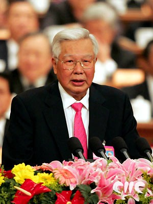 羅豪才向大會報告政協(xié)十屆三次會議以來提案工作