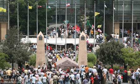 空襲過(guò)后 黎巴嫩人“進(jìn)攻”聯(lián)合國(guó)辦事處