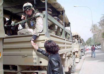 伊戰(zhàn)場(chǎng)開愛情花 美大兵與伊姑娘成絕戀