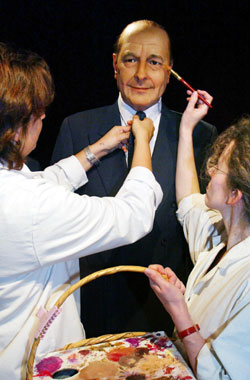 為蠟像添補(bǔ)最后幾筆