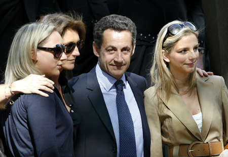 法大選投票率創(chuàng)26年最高 薩爾科齊攜妻投票