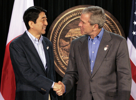 美日對(duì)朝強(qiáng)硬表態(tài) 布什接受安倍慰安婦道歉