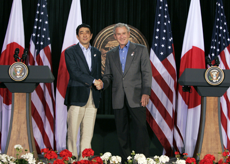 美日對(duì)朝強(qiáng)硬表態(tài) 布什接受安倍慰安婦道歉