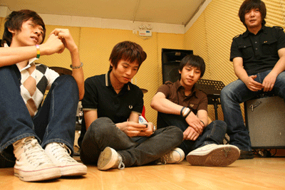 獨家專訪果味VC樂隊:“不靠譜”滾青的雙重生活