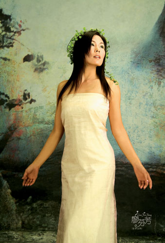 廖芬芳翻唱客家經(jīng)典山歌 弦樂演奏增色(組圖)