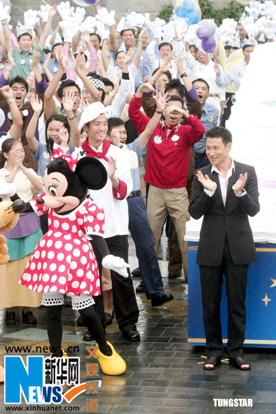 香港迪斯尼1歲 張學友雨中漫步(圖)