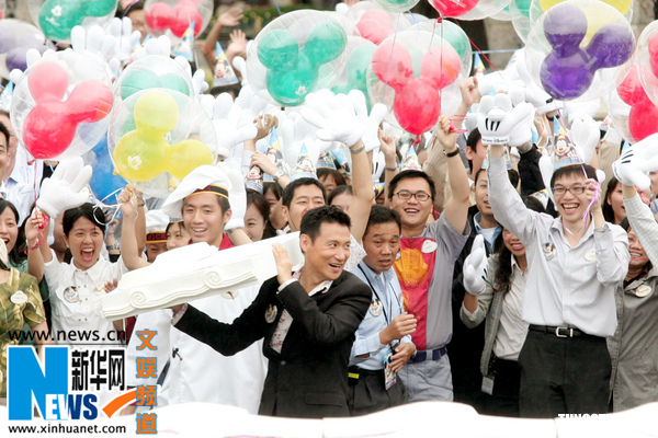 香港迪斯尼1歲 張學友雨中漫步(圖)