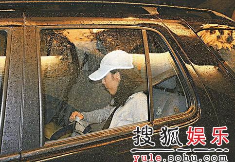 張學(xué)友夫婦補(bǔ)過生日享受燭光晚餐