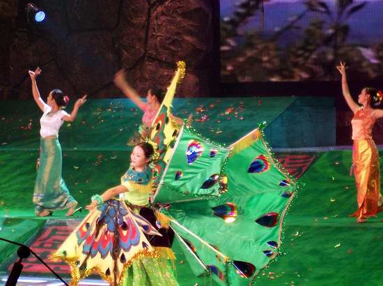 中國民族歌舞盛典隆重上演 民間藝術(shù)引轟動(圖)