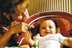 法國科學家研究表明新生兒長相更像母親